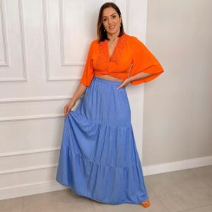 Mulher com blusa laranja