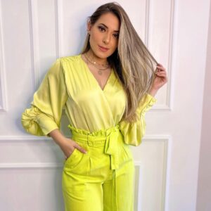 Mulher com calça e blusa verde