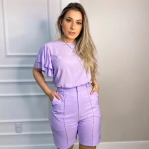 Mulher com conjunto na cor lavanda