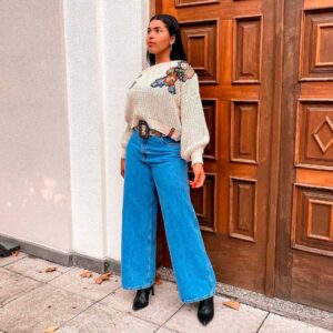 Mulher com calça loose jeans