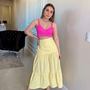 Mulher com saia amarela