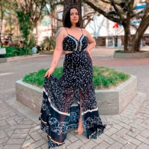 Mulher com vestido Cut-out