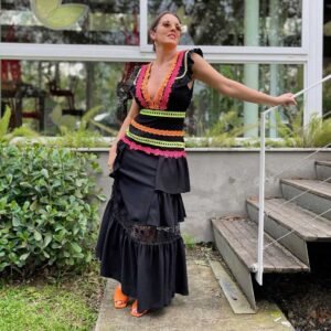 Mulher de vestido com renda