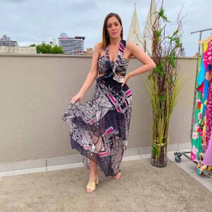 Mulher de vestido com estmpa preta