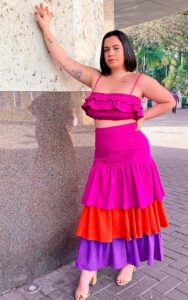 Mulher com vestido rosa