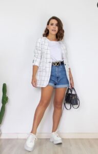Mulher com bermuda feminina