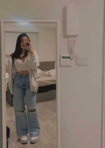 Mulher com calça jeans