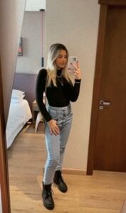 Mulher com jeans claro