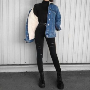 Mulher com jaqueta jeans com pele