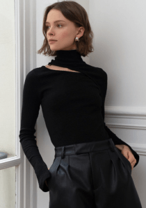 Mulher com roupa de pele à mostra