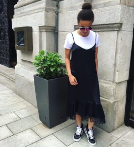 Mulher com slip dress