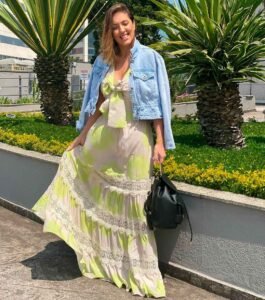 Mulher com vestido com amarração no decote