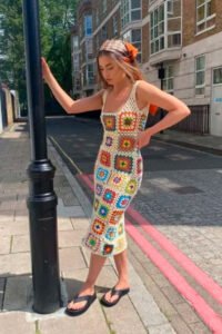 Mulher com vestido de crochê