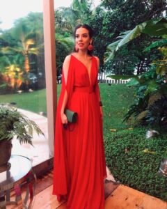 Mulher de vestido colorido