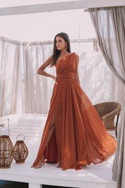 Mulher com vestidos de tecidos leves