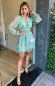 Mulher de vestido curto