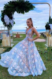 Mulher de vestidos estampado