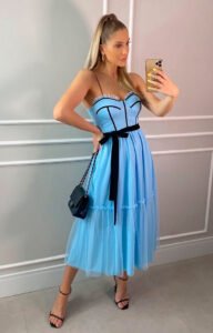 Mulher de vestido midi