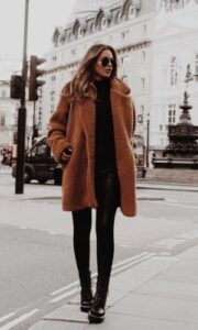 Mulher com roupo de sobreposições